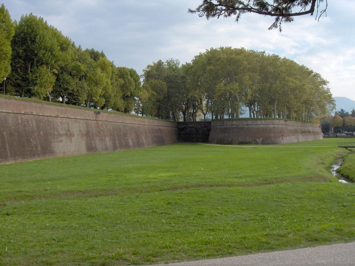 lucca.city_walls01.jpg